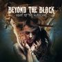 "Beyond the Black - Heart of the Hurricane" steht groß über einer Frau, die von Wirbelsturm und Trümmern umgeben ist.