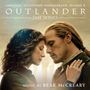 „Original Television Soundtrack: Season 8, Outlander The Series, Music by Bear McCreary.“ Zwei Personen in enger Umarmung.