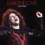 DARLENE LOVE, LIVE 1982. Frau singt leidenschaftlich mit erhobener Faust, trägt schwarzes und rotes Kleid.