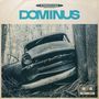 Text: "Stereophonic where available", "DOMINUS", "VOL.", "BEAT". Alte Autoschrott, eingewachsen in einem Baumstamm im Wald.