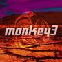 "monkey3" vor roter Wüstenlandschaft und violettem Himmel, mit stilisierten Mustern im Hintergrund.