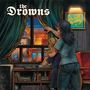 „The Drowns“ und „Harsh Reality“. Eine Illustration zeigt zwei Personen, die ein brennendes Haus durch ein Fenster betrachten.