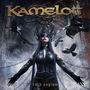 "Kamelot" oben in gold, "dark asylum" unten. Eine Frau in Leder, gekrönt, umgeben von Raben und Ketten in einer düsteren Szene.