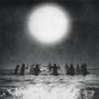 Schwarz-Weiß-Szene von Menschen beim Baden im Meer, große helle Sonne am Himmel.