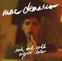 "Mac Demarco rock and roll night club." Ein Mann hält einen Lippenstift vor einem Spiegel im Halbdunkel.