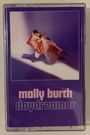 „molly burch daydreamer“ in rosa Schrift. Eine Frau in rosa Kleid auf lila Hintergrund, diagonal liegend.