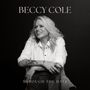 "BECCY COLE" oben, "THROUGH THE HAZE" unten. Eine lächelnde Frau mit langen, blonden Haaren lehnt an einem Stuhl.