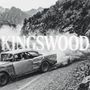 Text: "KINGSWOOD", "MIDNIGHT MAVERICKS". Ein altes Auto driftet auf einem staubigen Gebirgspfad.