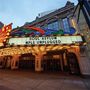"Soul Asylum, MPLS Unplugged, 4/20, 7:30 PM" auf einer beleuchteten Theatermarquee vor einem dekorativen Gebäude.