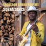 Texte: "GAOUSSON 'SOBRA' KOUYATE", "SOBRA DANCE".  
Mann in gelbem Sakko mit Gitarre, lächelt, Holzstapel im Hintergrund.