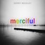 Der Text "Gerry Beckley" und "merciful" steht über einem Schwarz-Weiß-Foto von einem ruhigen Meer und einem Steg.