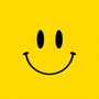 Ein gelbes Logo mit einem einfachen, schwarzen Smiley-Gesicht: zwei ovale Augen und ein breites, gebogenes Lächeln.