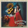 „Canciones de mi Padre“ und „Linda Ronstadt“: Frau in bunter Tracht sitzt, Musiker mit Gitarre und großem Hut daneben.