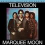 "TELEVISION" oben, "MARQUEE MOON" unten. Vier Personen stehen nebeneinander und schauen ernst.