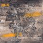 Texte: "NR4", "SPACENING", und vier Namen. Hintergrund mit abstrakten, texturierten Braun- und Orangetönen.