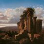 Eine alte Ruine mit römischen Säulen, bewachsen mit Pflanzen, in einer weiten Landschaft unter einem bewölkten Himmel.