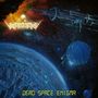 "Dead Space Enigma" in gelber Schrift unten. Futuristische Stadt im All, Raumschiff, planetare Strukturen, kosmische Farben.