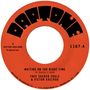Das Design zeigt: "Waiting on the Right Time" von Thee Sacred Souls & Victor Axelrod, mit markantem Daptone Records-Logo.