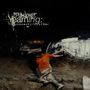 Texte: "Yearning: The Unbeautiful After". Eine Person in orange Kleidung kriecht von einem Autowrack weg.