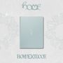 Text: "home", "BOYNEXTDOOR". Ein hellblaues Buch mit einem Fragezeichen in der Mitte. Hintergrund in hellem Muster.
