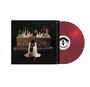 Ein rotes Vinyl mit Schriftzug "ESTRUS". Eine Person kniet vor einem Altar mit vielen Kerzen und einer schwarzen Katze.
