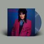 Oben links: "JOAN JETT & the blackhearts". Signiert "I Love Rock and Roll". Person in pinkem Blazer vor blauem Hintergrund.
