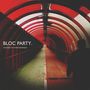 Texte: "BLOC PARTY.", "ANATOMY OF A BRIEF ROMANCE". Ein roter Tunnel mit einer Silhouette am rechten Rand.
