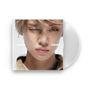 „NO LABELS YEONJUN“: Nahaufnahme eines Gesichts mit einem halbgeschlossenen Auge, transparentes Vinyl rechts.