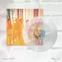 Text: "Strange Muse", "nmixx 6th ep", "Muse ver." Transparent Vinyl, bunte Personen im Hintergrund.