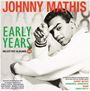 „Johnny Mathis, Early Years, Selected Albums 1956-1958.“ Schwarz-weißes Foto eines Mannes in einem weißen Pullover.