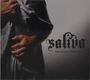„saliva“, „BREAKING THROUGH“. Eine Hand hält ein gemustertes Stoffstück.