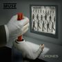 "MUSE" und "DRONES". Eine große Hand steuert eine Person mit einem roten Joystick. Viele schemenhafte Figuren auf einem Bildschirm.