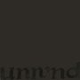 Dunkler Hintergrund mit dem Wort "unn'nd" in dunkler Schrift am unteren Rand.
