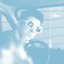 Text: "N° 235". Unscharfes Bild einer Person mit weißen Sonnenbrillen in einem Auto.