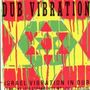 „DUB VIBRATION“, „ISRAEL VIBRATION IN DUB“, „FROM THE LP'S STRENGTH OF MY LIFE & PRAISES“; Farbige, geometrische Muster.