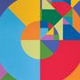 Abstrakte Illustration mit farbigen geometrischen Formen: Kreise, Quadrate und Dreiecke in Blau, Rot, Gelb und Grün.