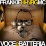 "FRANKIE HI-NRG MC, VOCE e BATTERIA." Ein Schlagzeug in einem schallisolierten Raum mit Mikrofonen.