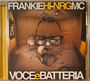 "FRANKIE HI-NRG MC" und "VOCE e BATTERIA" oben und unten. Schlagzeug und Mikrofon in Tonstudio.