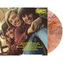 Gelber Text: Songtitel von The Monkees. Vier junge Männer in roter Kleidung, eng zusammengerückt und lächelnd. Vinyl-Scheibe rechts.