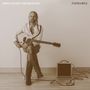 Texte: "HISS GOLDEN MESSENGER" oben links, "I'M PEOPLE" oben rechts. Ein Mann mit Gitarre sitzt lässig auf einem Hocker.