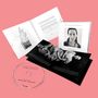 "Fire Escape Symphonies", "The Best Of Nerina Pallot". CD, offene Hülle mit brennendem Klavier und Porträt. Rosa Hintergrund.