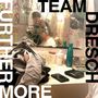 TEAM, DRESCH, FURTHER, MORE. Unordentliches Badezimmer, Spiegel mit Zeichnungen, Kleidung, Wasserflaschen und Handy. 