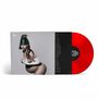 Das Bild zeigt eine rote Vinyl-Schallplatte mit einem Coverfoto einer Frau mit Helm; stilisierte Kunst.