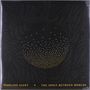 "HOWLING GIANT THE SPACE BETWEEN WORLDS" ist unten in Gold auf schwarzem Hintergrund mit feinem Punktmuster.