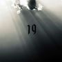 „19“ in schwarzer Schrift. Sonnenstrahlen brechen durch Wolken und werfen Lichtstrahlen.