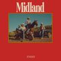 Roter Hintergrund mit den weißen Worten "Midland" oben und "Stages" unten. Drei Cowboy-Figuren, auf Motorrad, Pferd, und neben Auto.