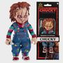"CHUCKY", "He wants you for a best friend", "BENDABLE & POSEABLE", "Good Guys". Eine Puppenfigur mit Narben und Messer.