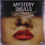 "MYSTERY SKULLS FOREVER", rote Lippen blasen Rauch. Nahaufnahme, sinnlich, geheimnisvoll.