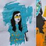 "Noveller" und "I Am the Weather" in blauer und orangefarbener Schrift. Frau mit blauen und orangefarbenen Pinselstrichen.