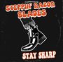"STEPPIN' RAZOR BLADES" oben, "STAY SHARP" unten in Retro-Schrift. Illustration eines Stiefels mit Rasiermesser.